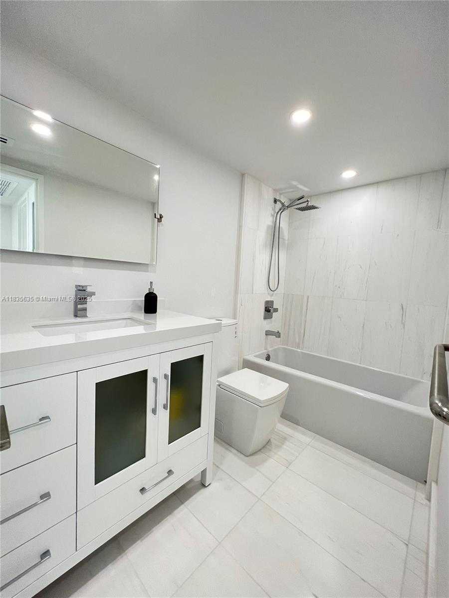 Small Image of 5700 COLLINS AVE #16B, Miami Beach Number 8