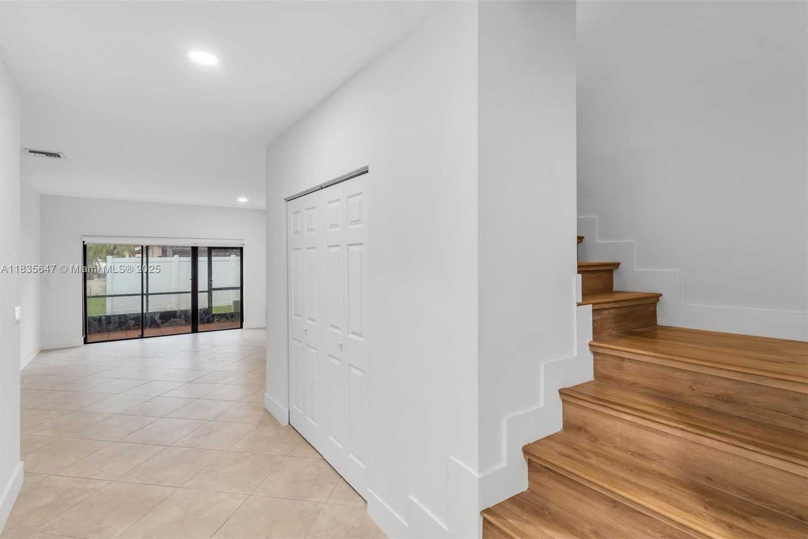 Small Image of 21160 MAINSAIL CIR #H12, Aventura Number 13