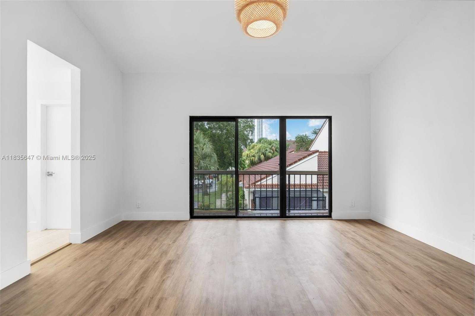 Small Image of 21160 MAINSAIL CIR #H12, Aventura Number 14