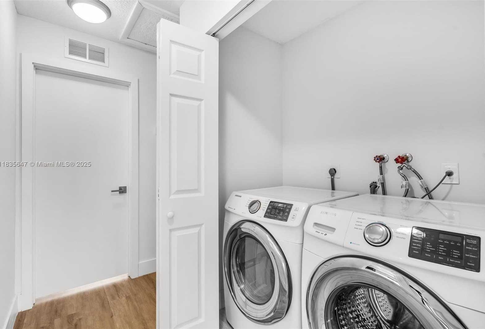 Small Image of 21160 MAINSAIL CIR #H12, Aventura Number 19