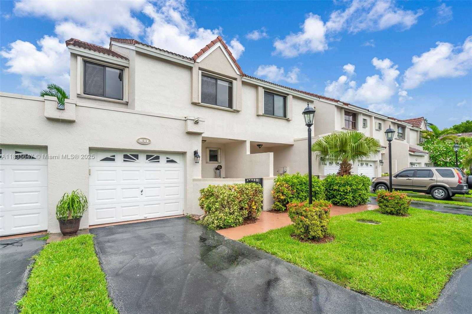 Small Image of 21160 MAINSAIL CIR #H12, Aventura Number 2