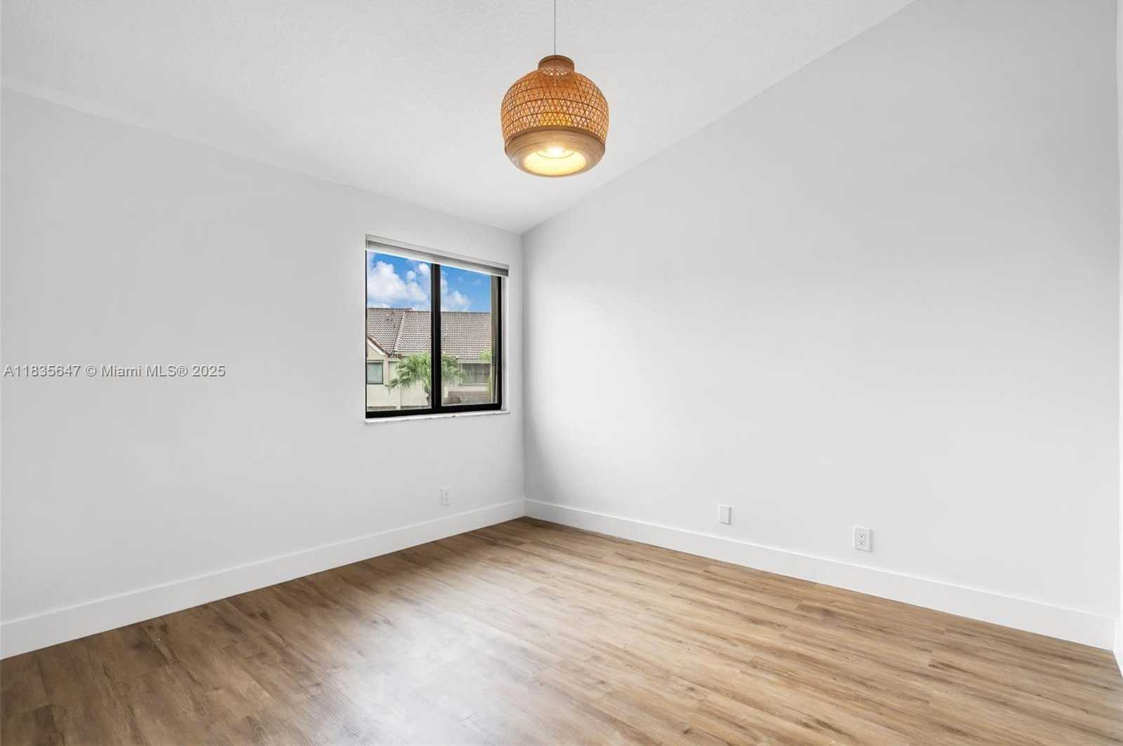 Small Image of 21160 MAINSAIL CIR #H12, Aventura Number 20