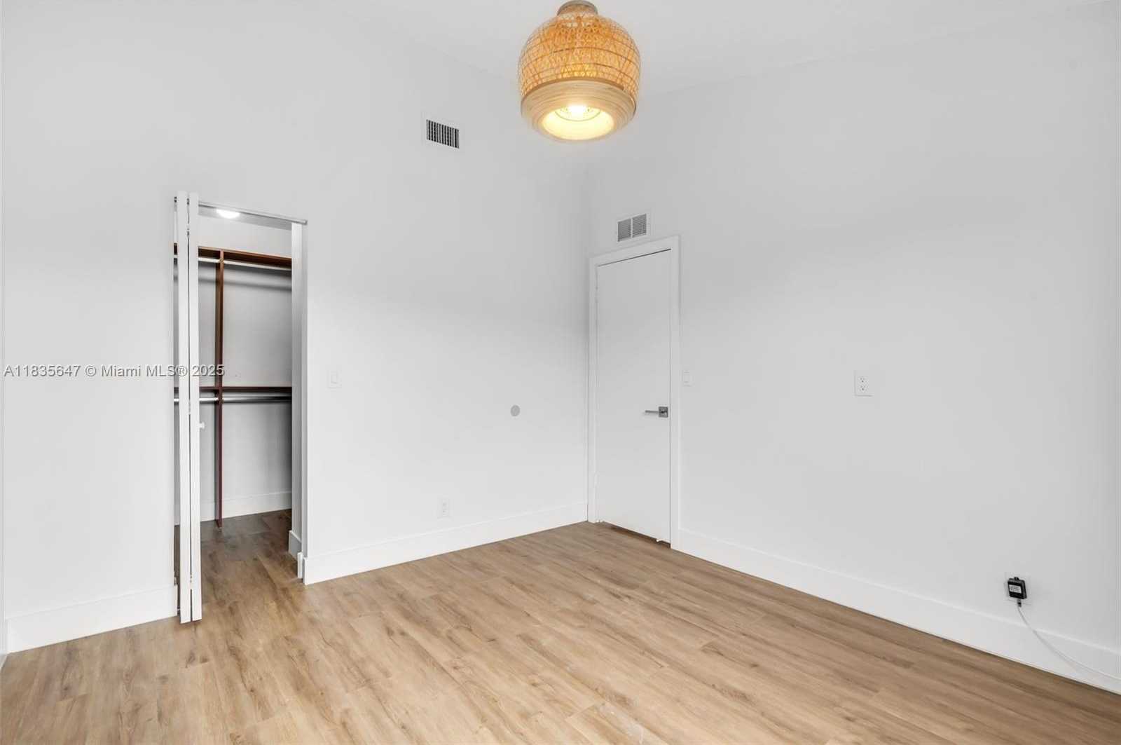 Small Image of 21160 MAINSAIL CIR #H12, Aventura Number 21