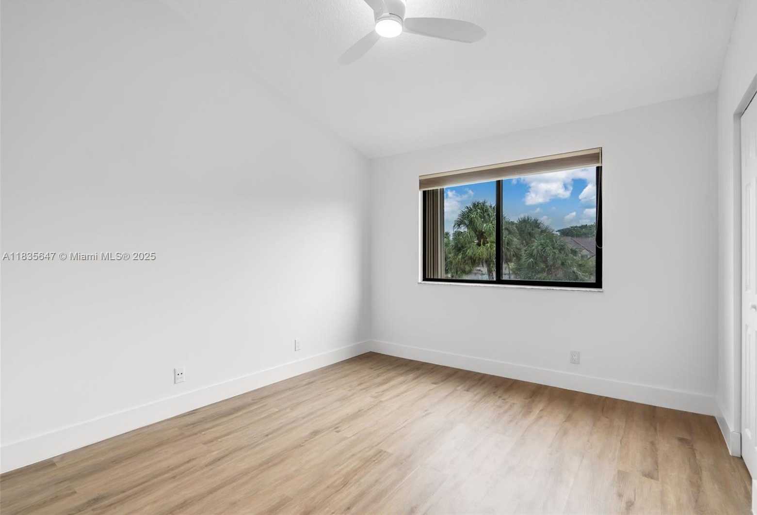 Small Image of 21160 MAINSAIL CIR #H12, Aventura Number 24