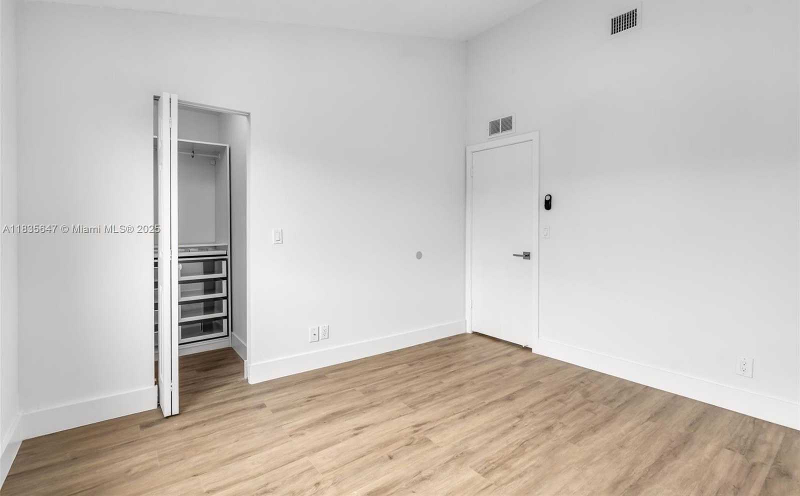 Small Image of 21160 MAINSAIL CIR #H12, Aventura Number 25