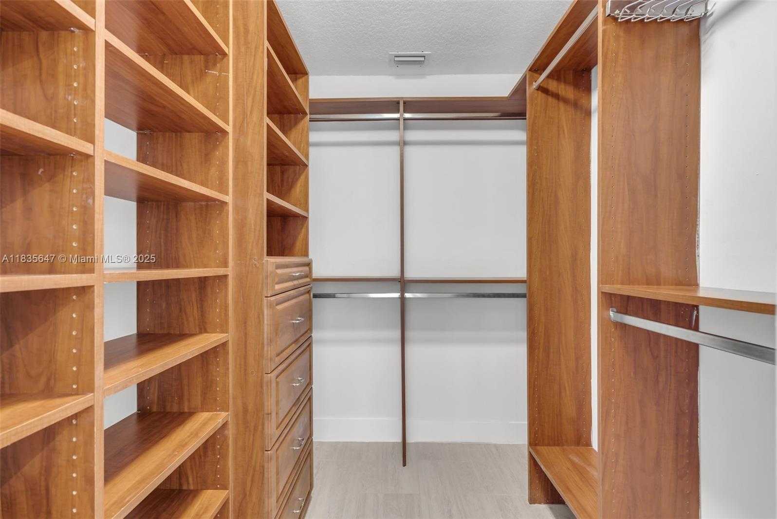 Small Image of 21160 MAINSAIL CIR #H12, Aventura Number 26