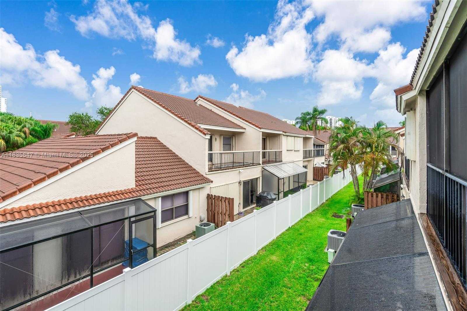 Small Image of 21160 MAINSAIL CIR #H12, Aventura Number 31