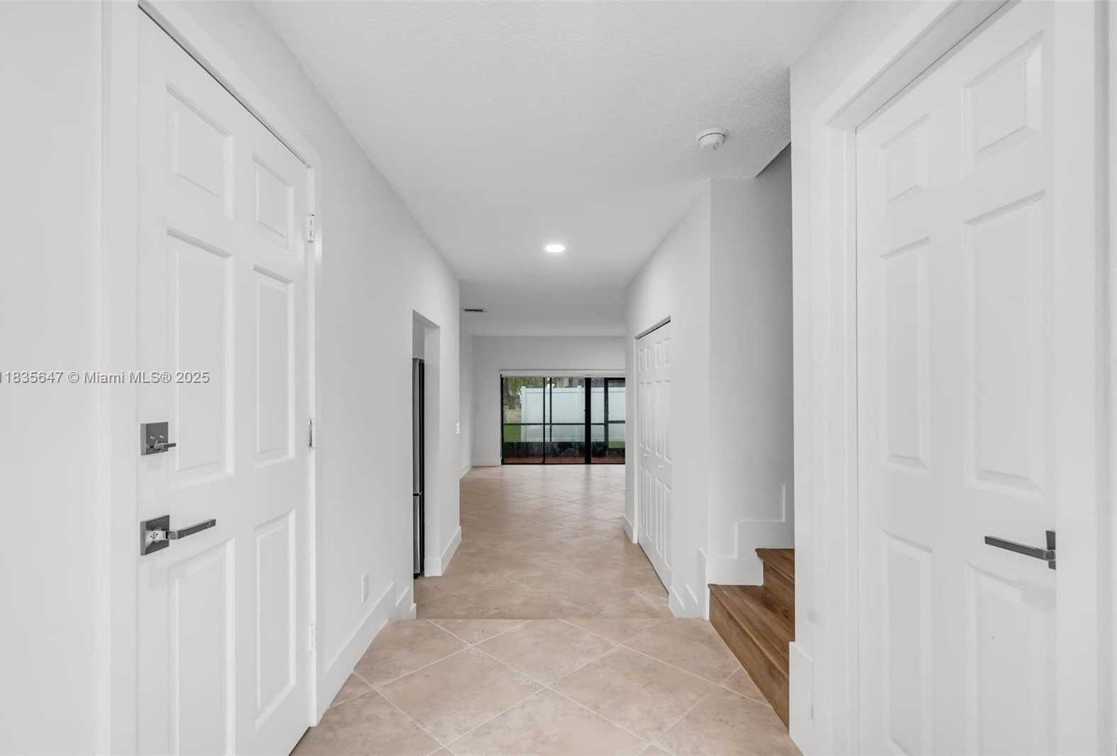 Small Image of 21160 MAINSAIL CIR #H12, Aventura Number 4