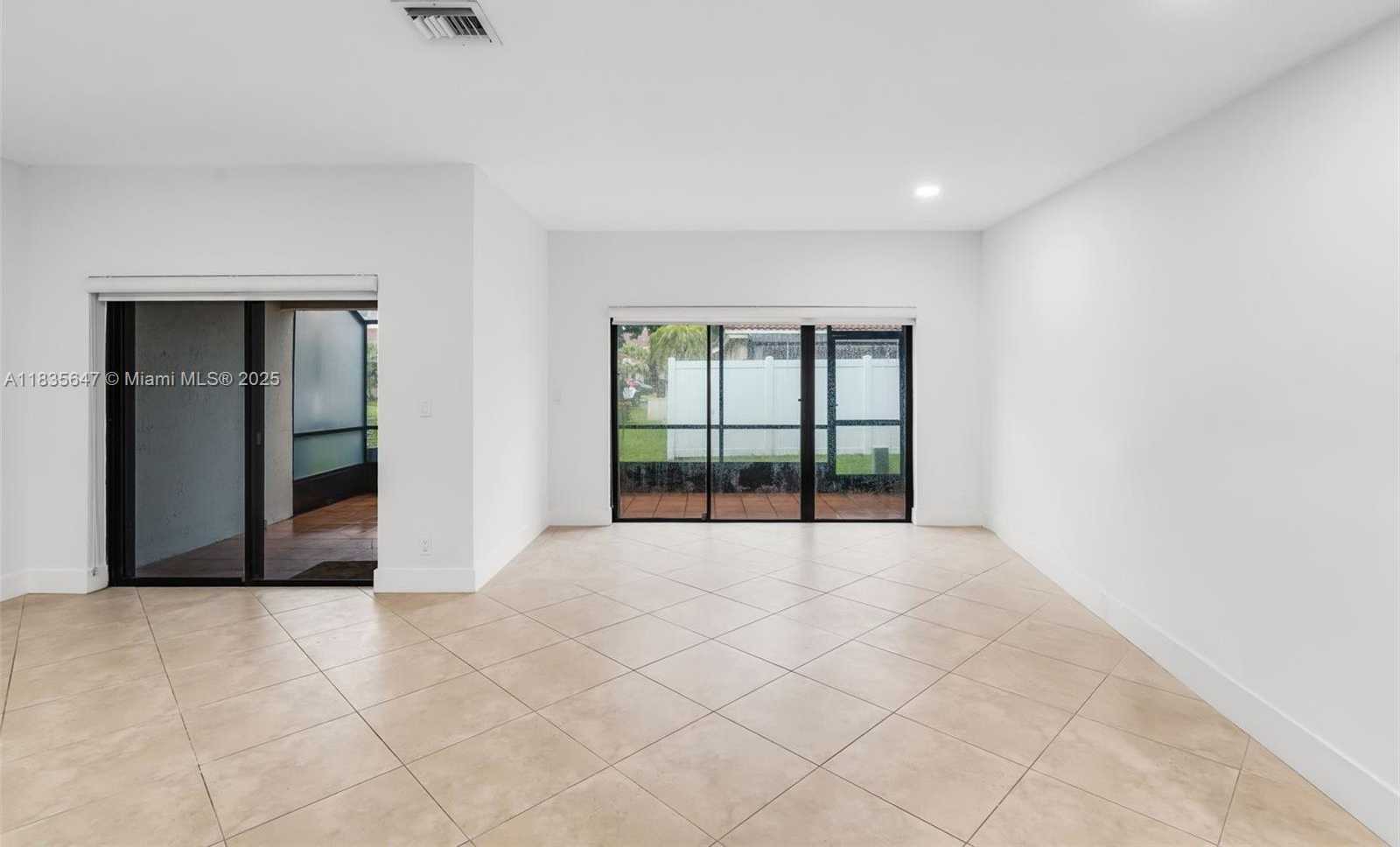 Small Image of 21160 MAINSAIL CIR #H12, Aventura Number 5