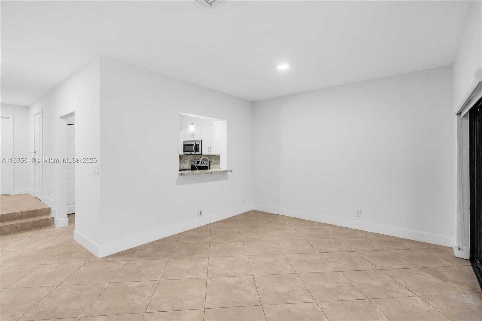 Small Image of 21160 MAINSAIL CIR #H12, Aventura Number 7