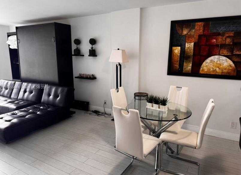 Small Image of Hollywood Number 3