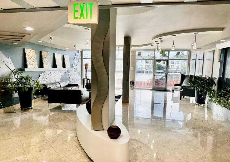 Small Image of Hollywood Number 5