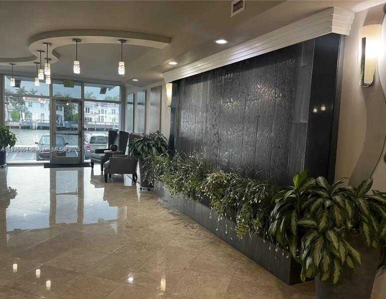 Small Image of Hollywood Number 7