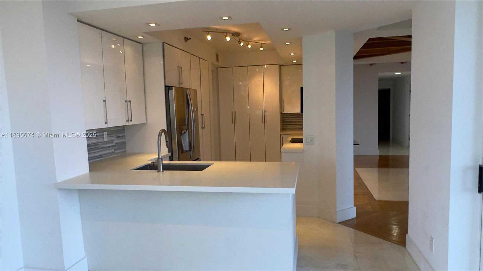 Small Image of 21150 POINT PL #701, Aventura Number 16