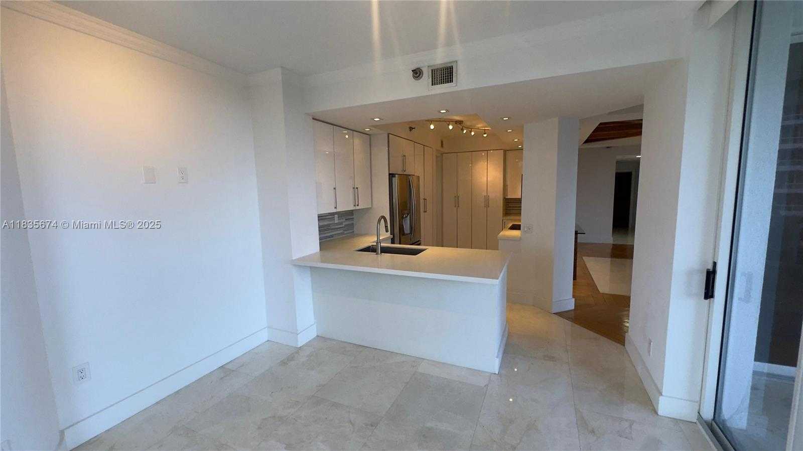 Small Image of 21150 POINT PL #701, Aventura Number 17