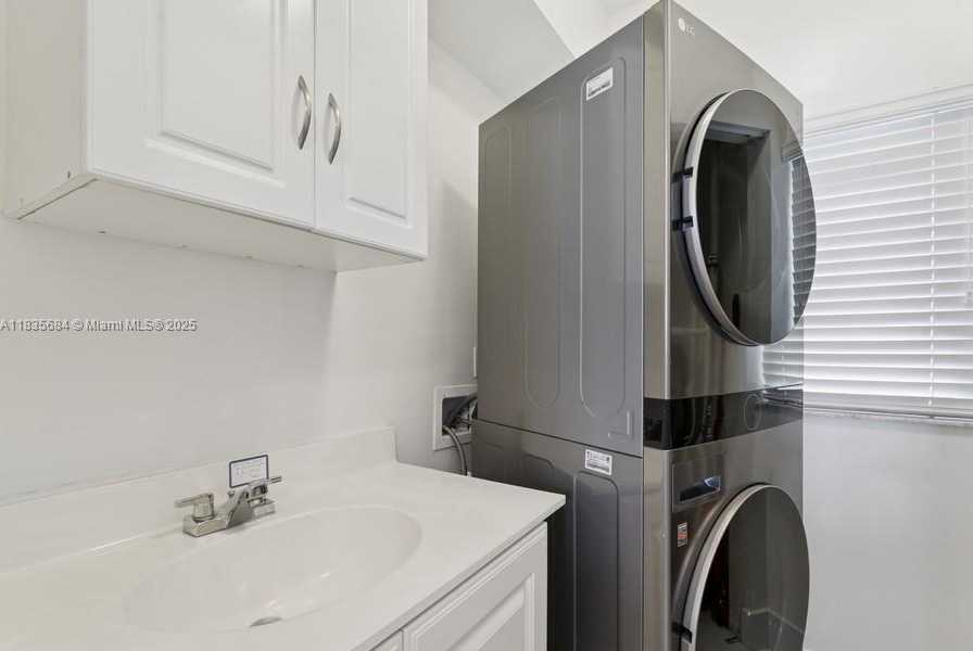 Small Image of 18100 NORTH BAY RD #1108, Sunny Isles Beach Number 11