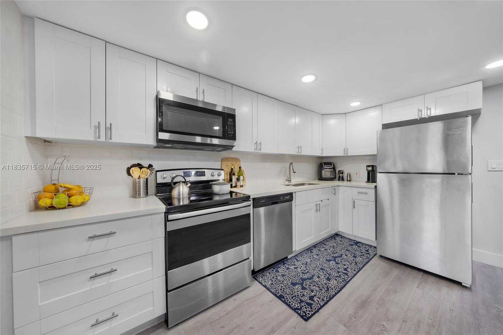 Small Image of 6637 NORTH WEST 181ST LN, Hialeah Number 11
