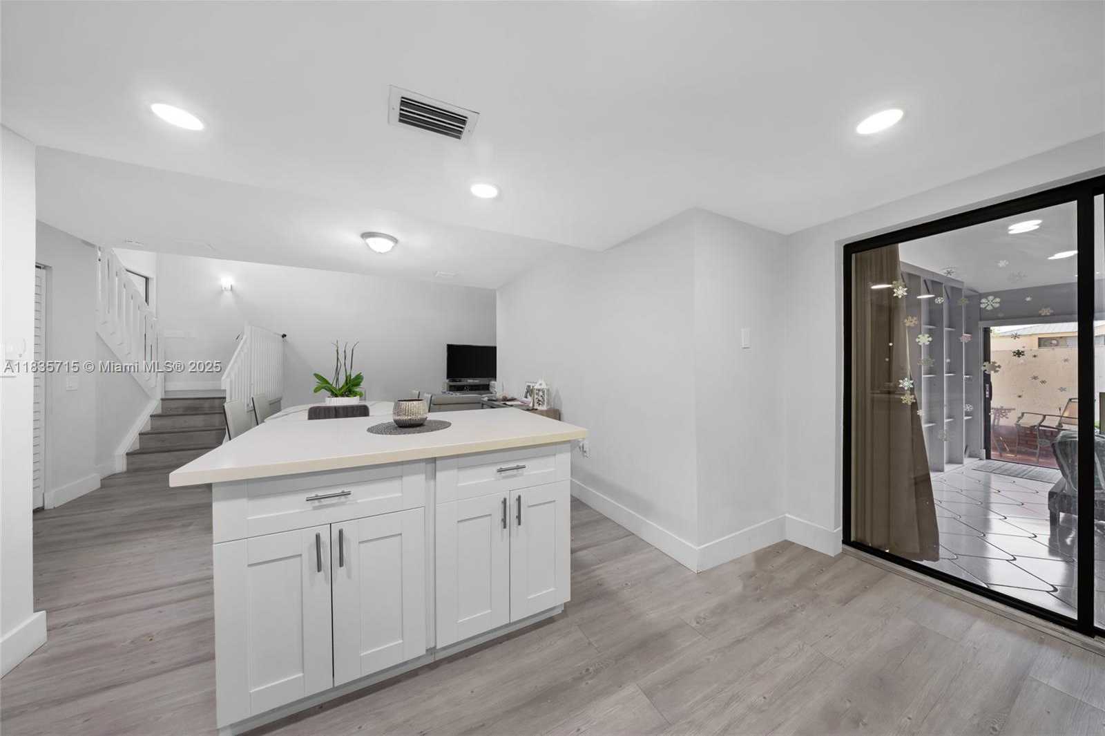 Small Image of 6637 NORTH WEST 181ST LN, Hialeah Number 13