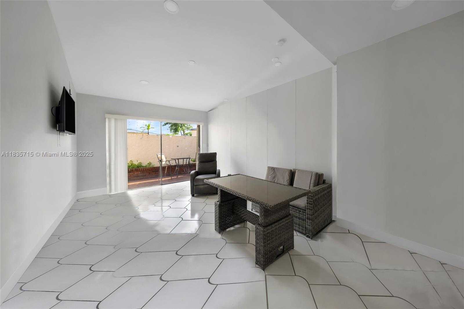 Small Image of 6637 NORTH WEST 181ST LN, Hialeah Number 15