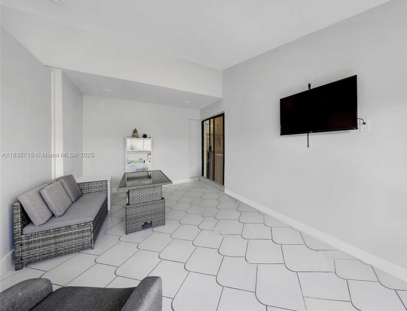 Small Image of 6637 NORTH WEST 181ST LN, Hialeah Number 16