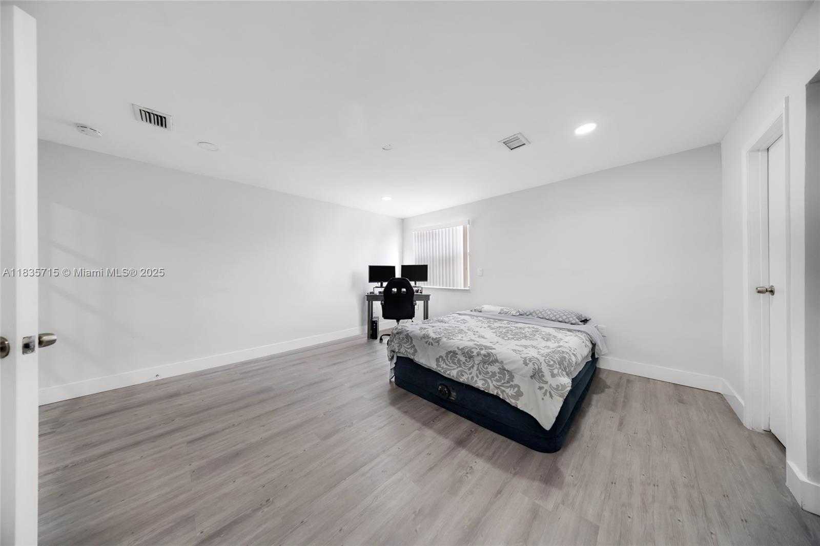 Small Image of 6637 NORTH WEST 181ST LN, Hialeah Number 19