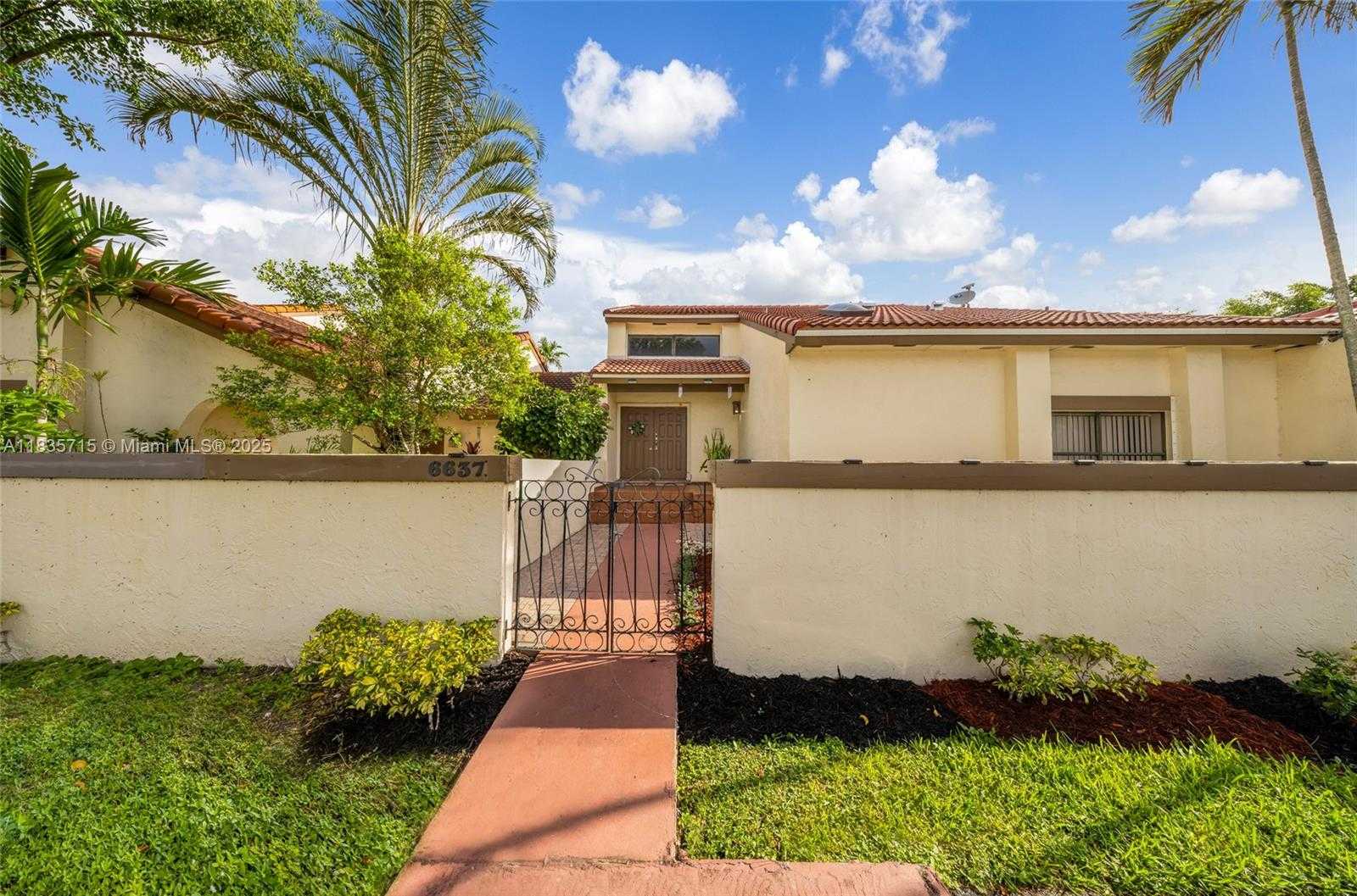 Small Image of 6637 NORTH WEST 181ST LN, Hialeah Number 2