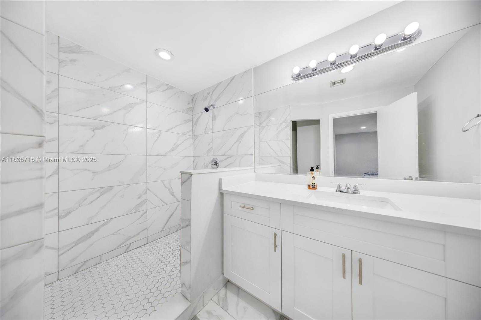 Small Image of 6637 NORTH WEST 181ST LN, Hialeah Number 21