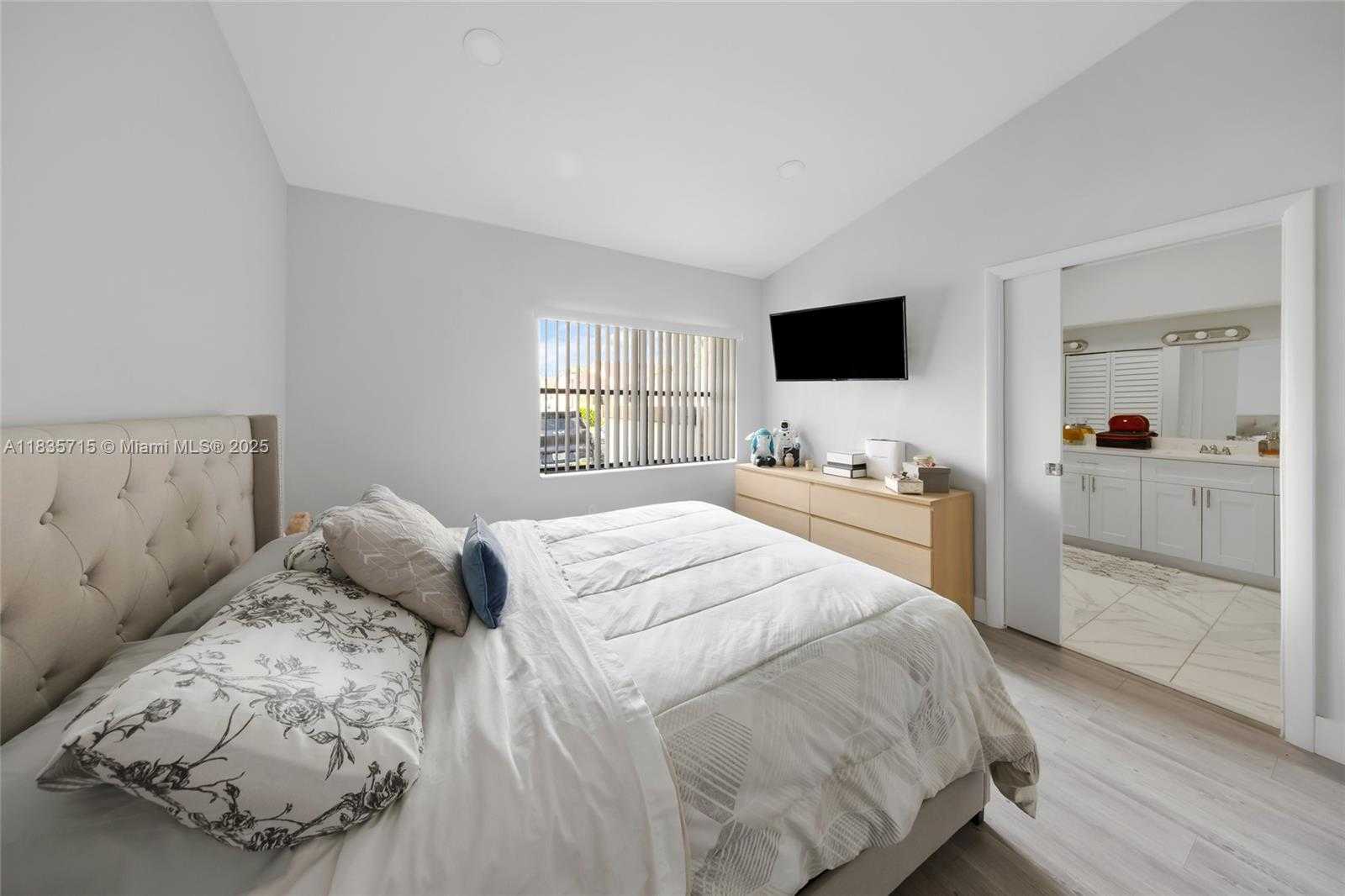 Small Image of 6637 NORTH WEST 181ST LN, Hialeah Number 26
