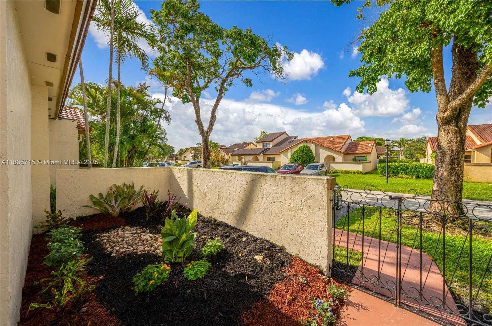 Small Image of 6637 NORTH WEST 181ST LN, Hialeah Number 3