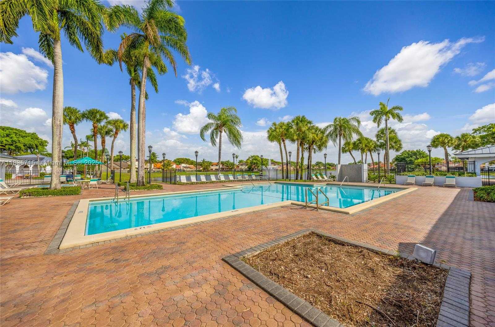Small Image of 6637 NORTH WEST 181ST LN, Hialeah Number 35