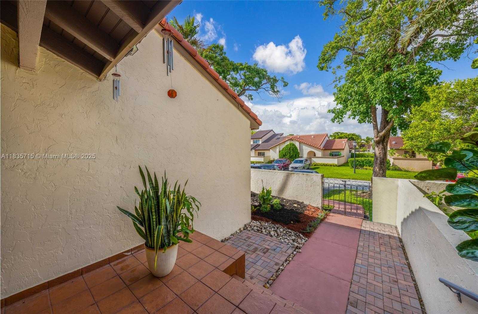 Small Image of 6637 NORTH WEST 181ST LN, Hialeah Number 4