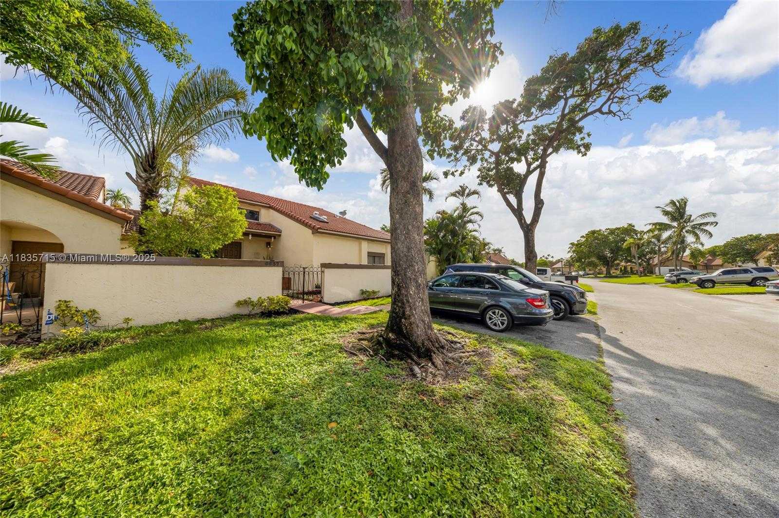 Small Image of 6637 NORTH WEST 181ST LN, Hialeah Number 5
