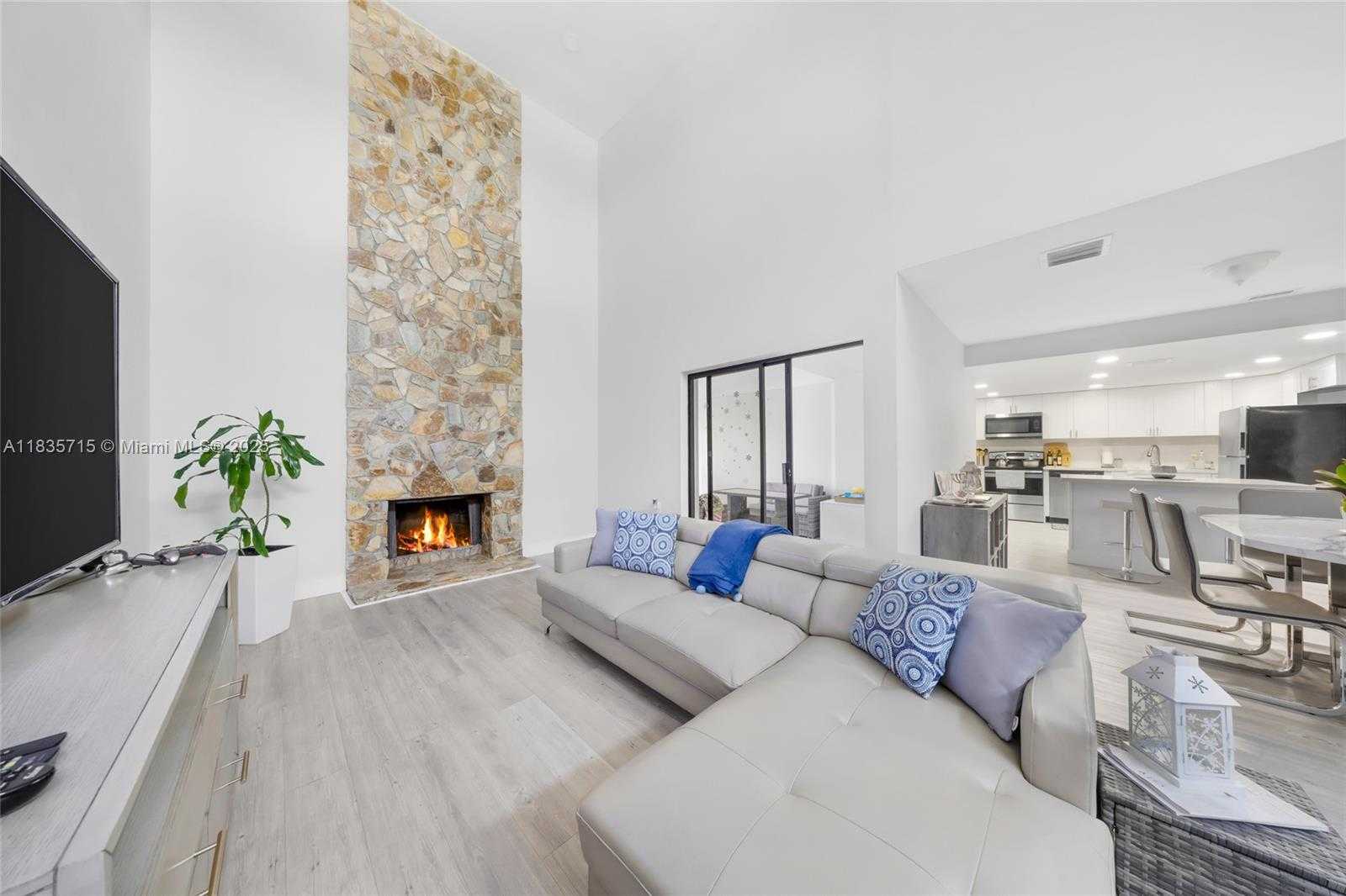Small Image of 6637 NORTH WEST 181ST LN, Hialeah Number 6