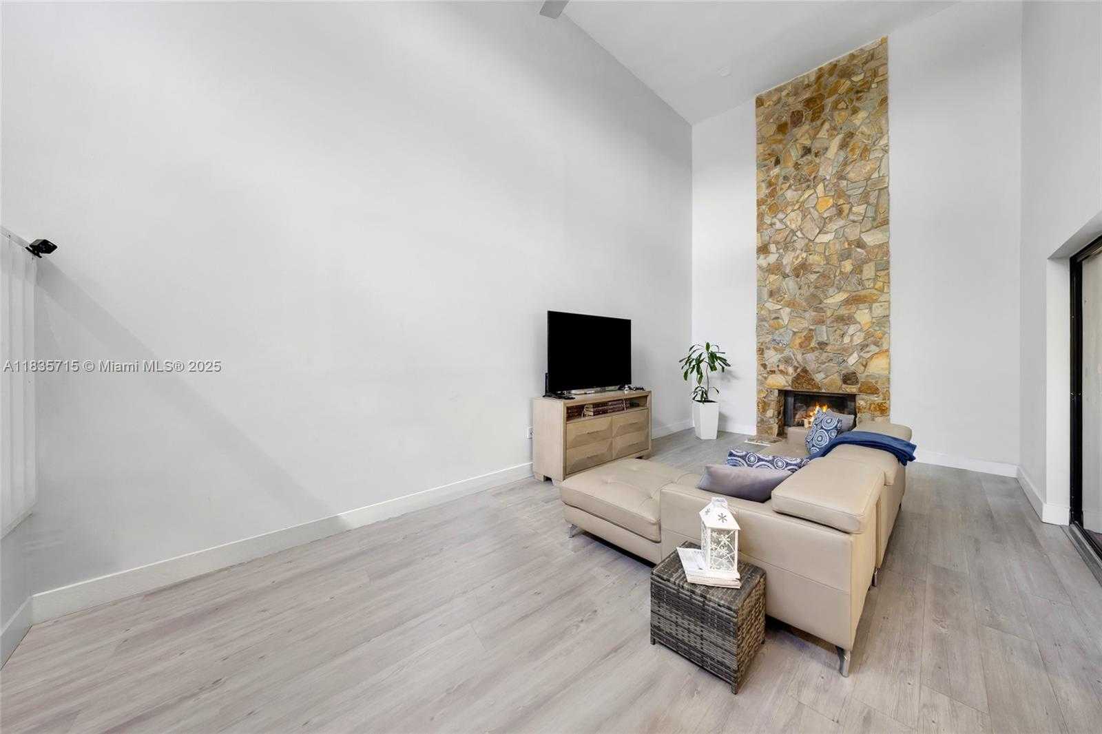 Small Image of 6637 NORTH WEST 181ST LN, Hialeah Number 7
