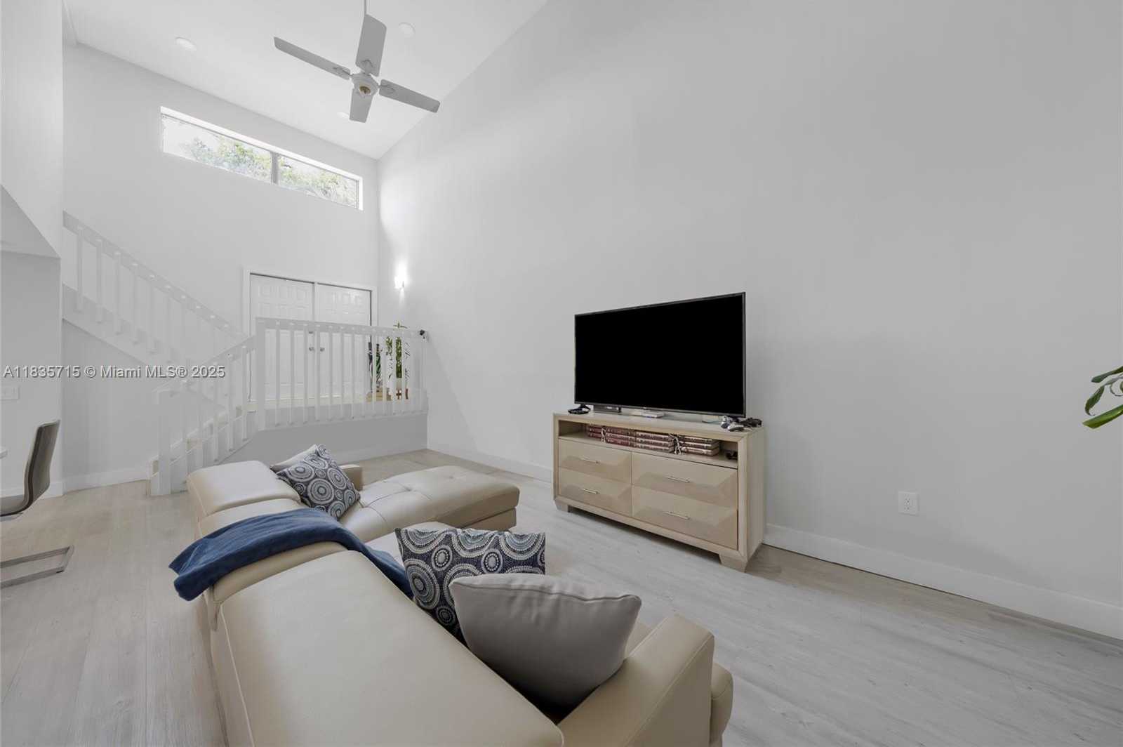 Small Image of 6637 NORTH WEST 181ST LN, Hialeah Number 8