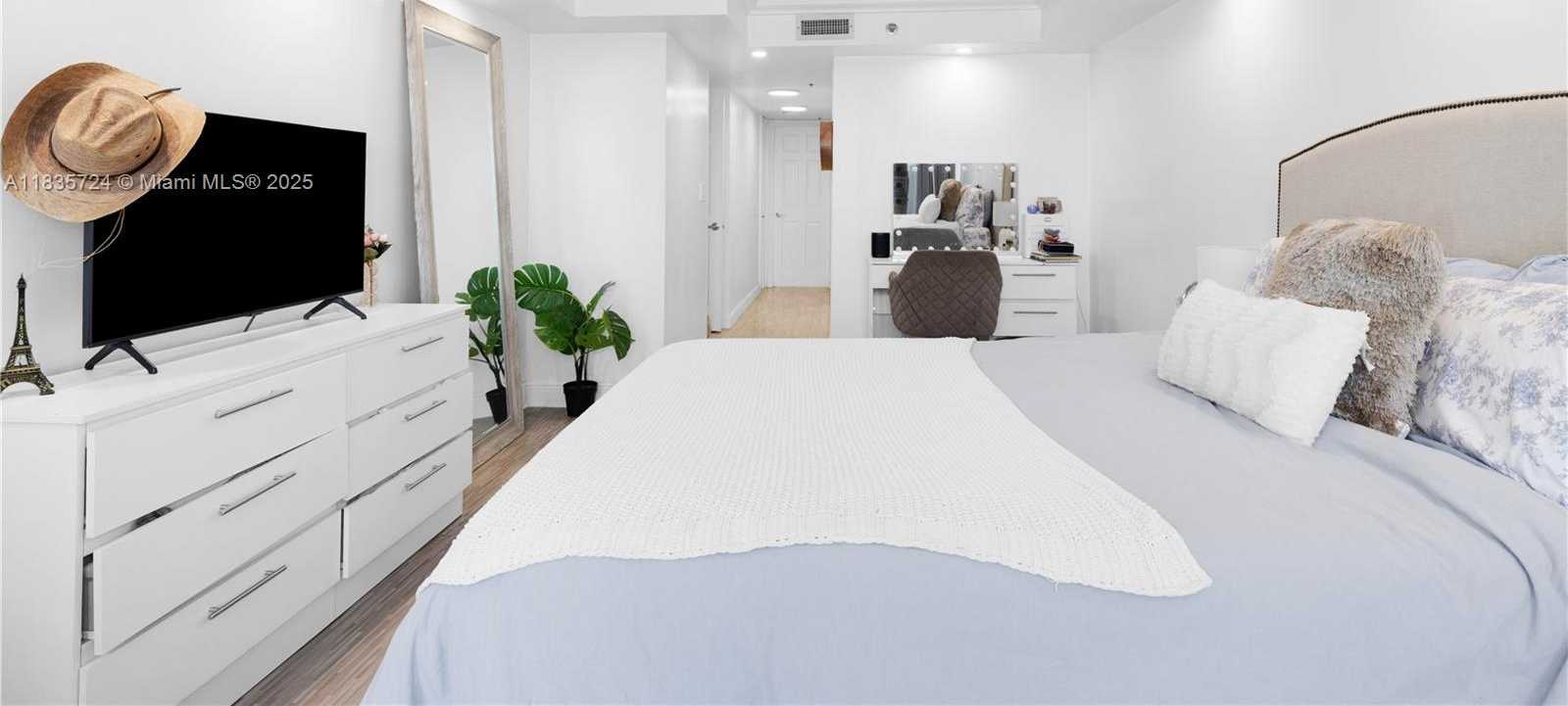 Small Image of 1717 NORTH BAYSHORE DR #A-3453, Miami Number 15