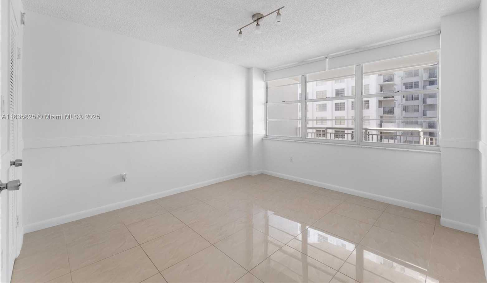 Small Image of 18061 BISCAYNE #1701, Aventura Number 13