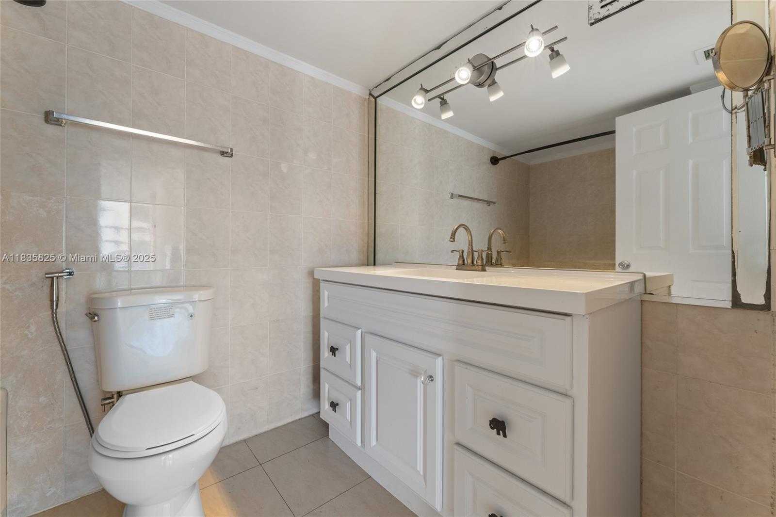 Small Image of 18061 BISCAYNE #1701, Aventura Number 24