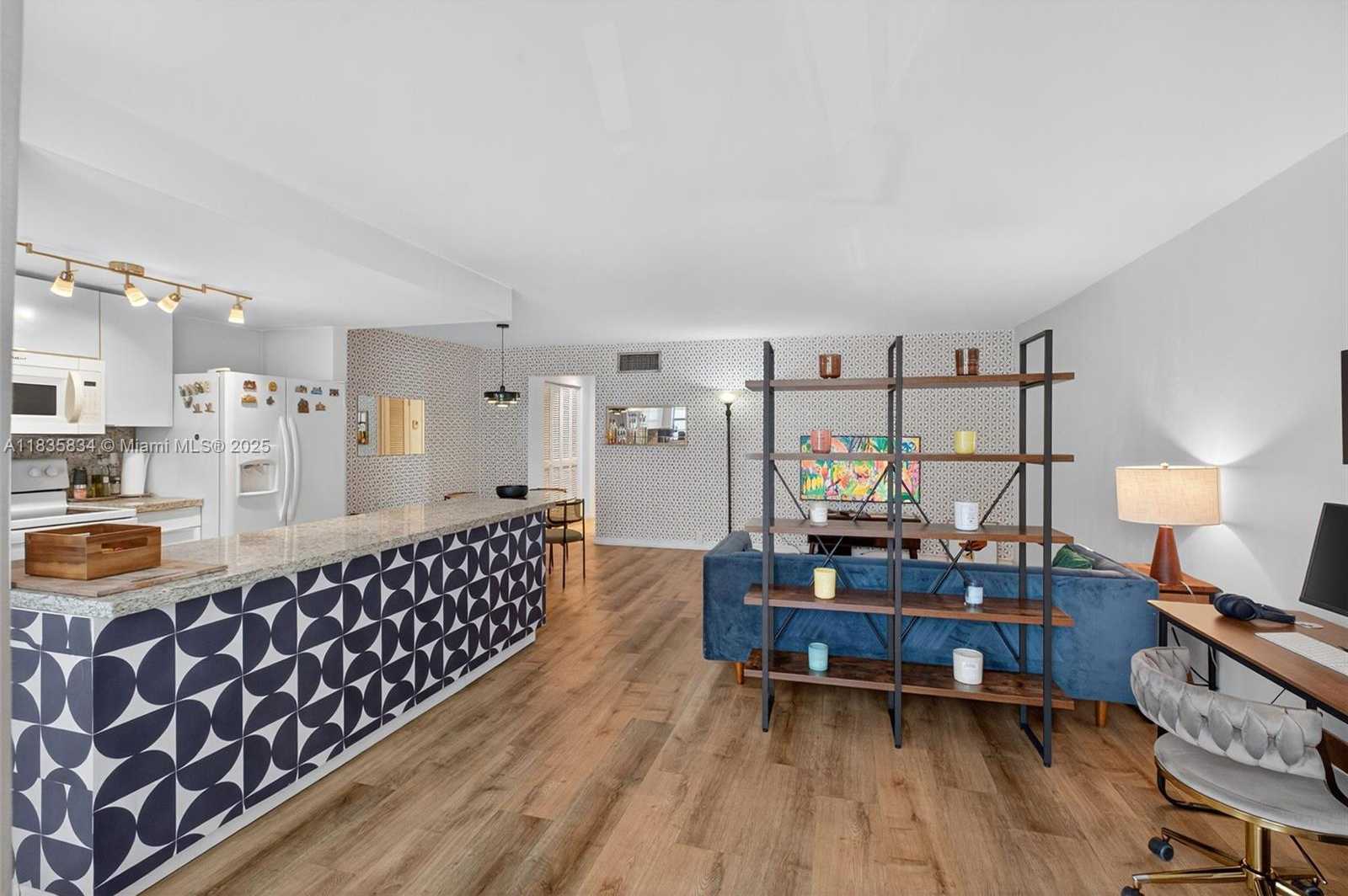 Small Image of 1340 LINCOLN RD #403, Miami Beach Number 2