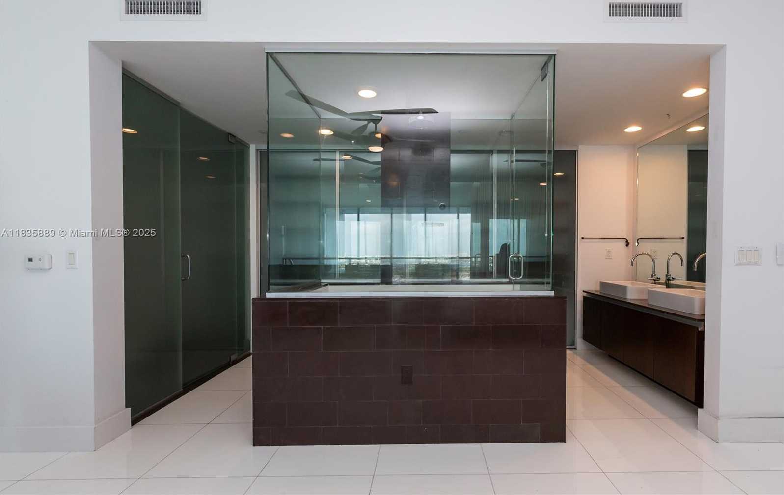 Small Image of 1040 BISCAYNE BLVD #2402, Miami Number 11