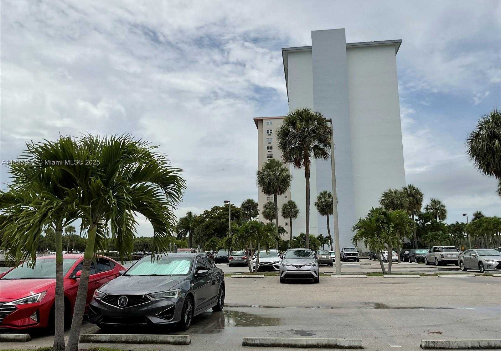 Small Image of 400 KINGS POINT DR #623, Sunny Isles Beach Number 4