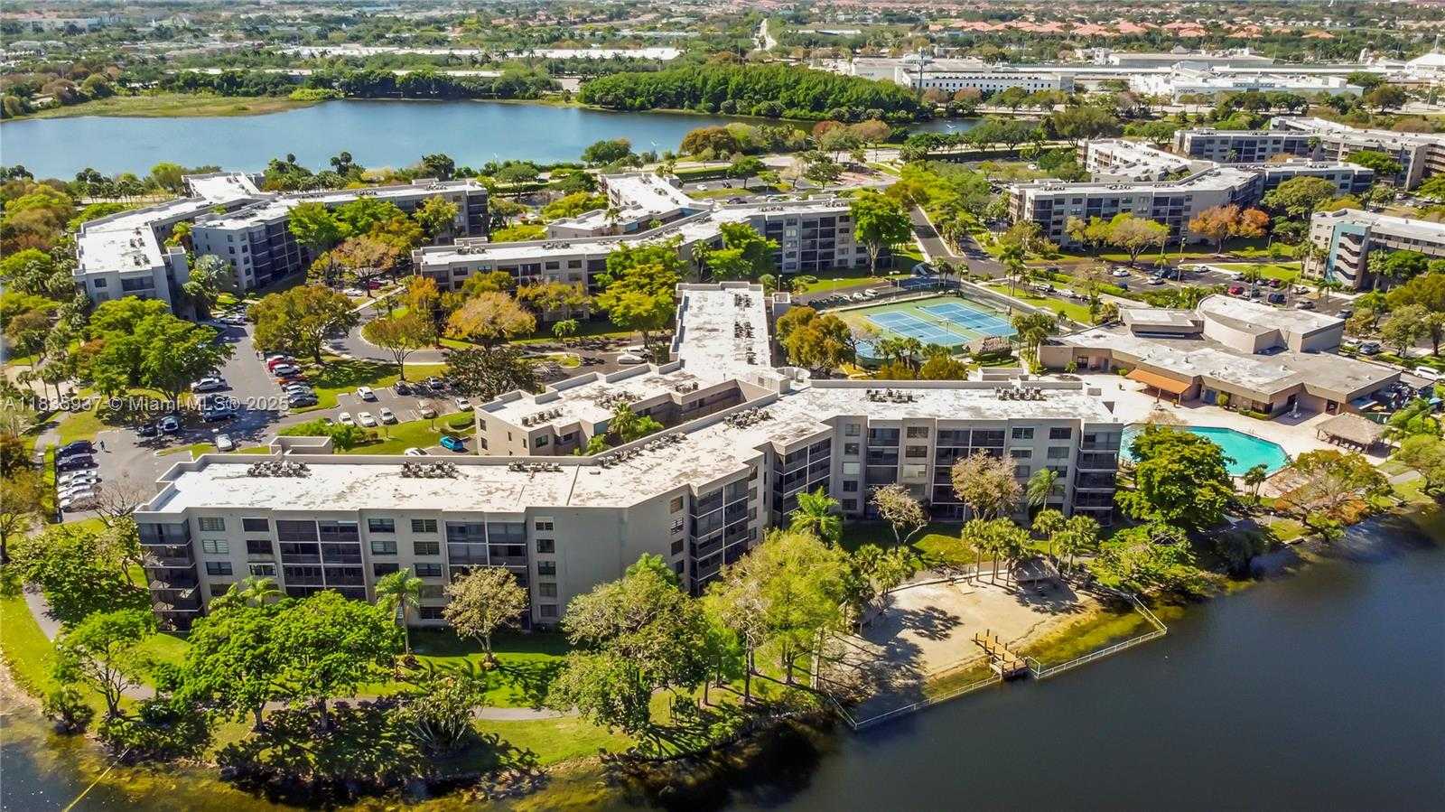 Small Image of 1001 COLONY POINT CIR #419, Pembroke Pines Number 17