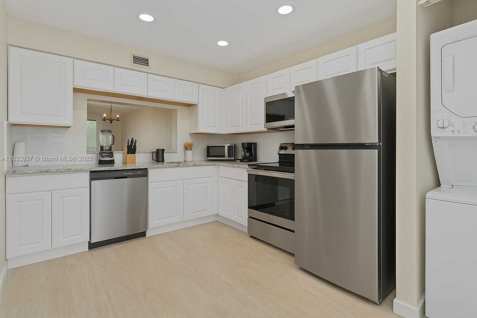 Small Image of 1001 COLONY POINT CIR #419, Pembroke Pines Number 6
