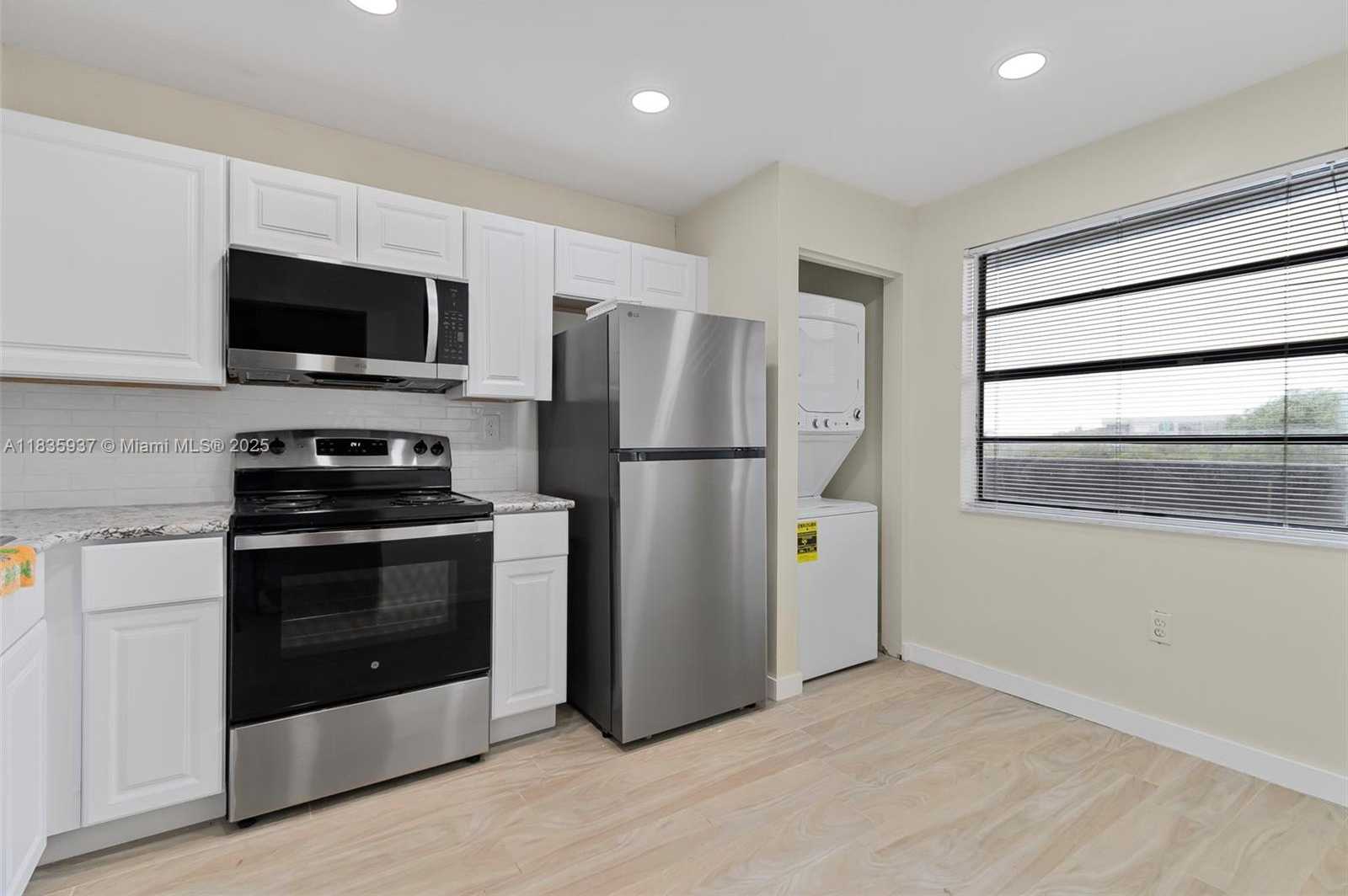 Small Image of 1001 COLONY POINT CIR #419, Pembroke Pines Number 7