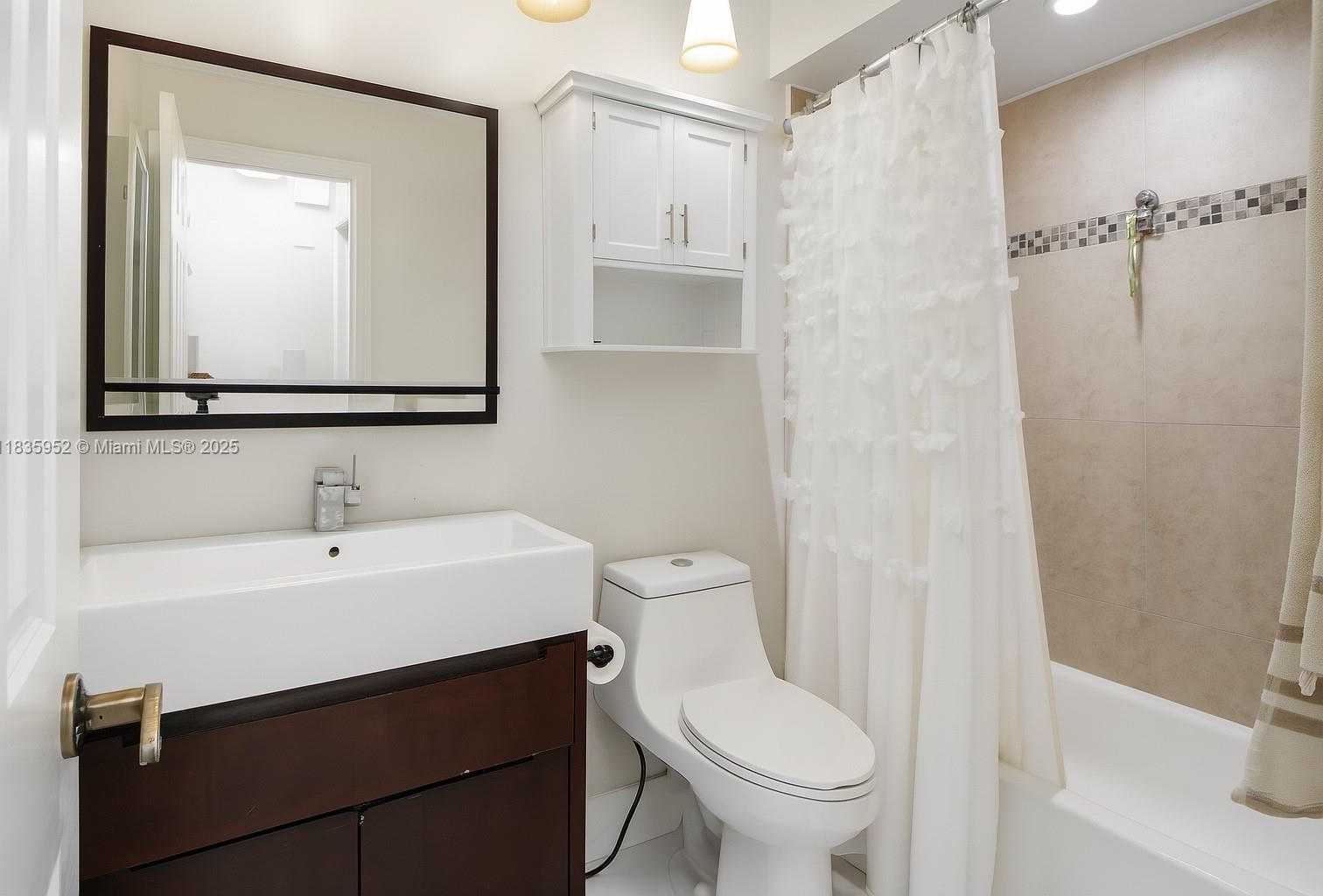 Small Image of 17012 NORTH WEST 66TH CT, Hialeah Number 14