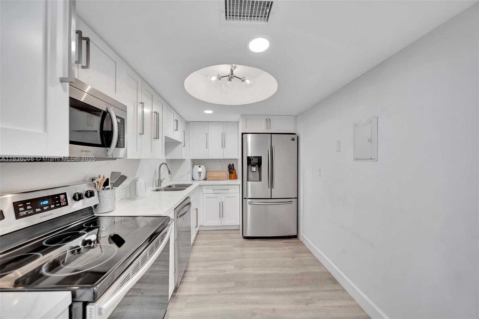Small Image of 5005 COLLINS AVE #815, Miami Beach Number 6