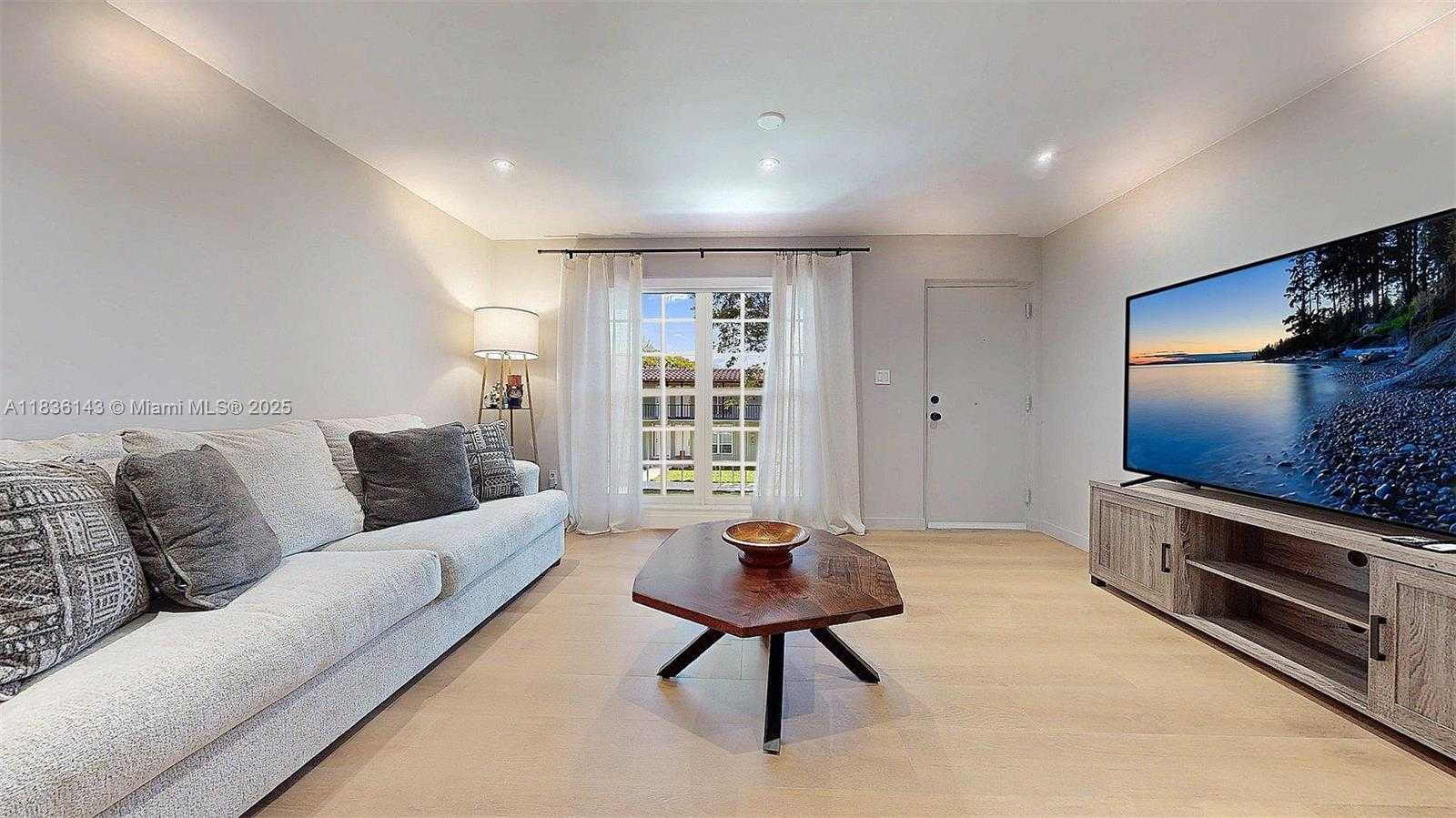 Small Image of 10824 N Kendall Dr, Miami, FL 33176, USA Number 5