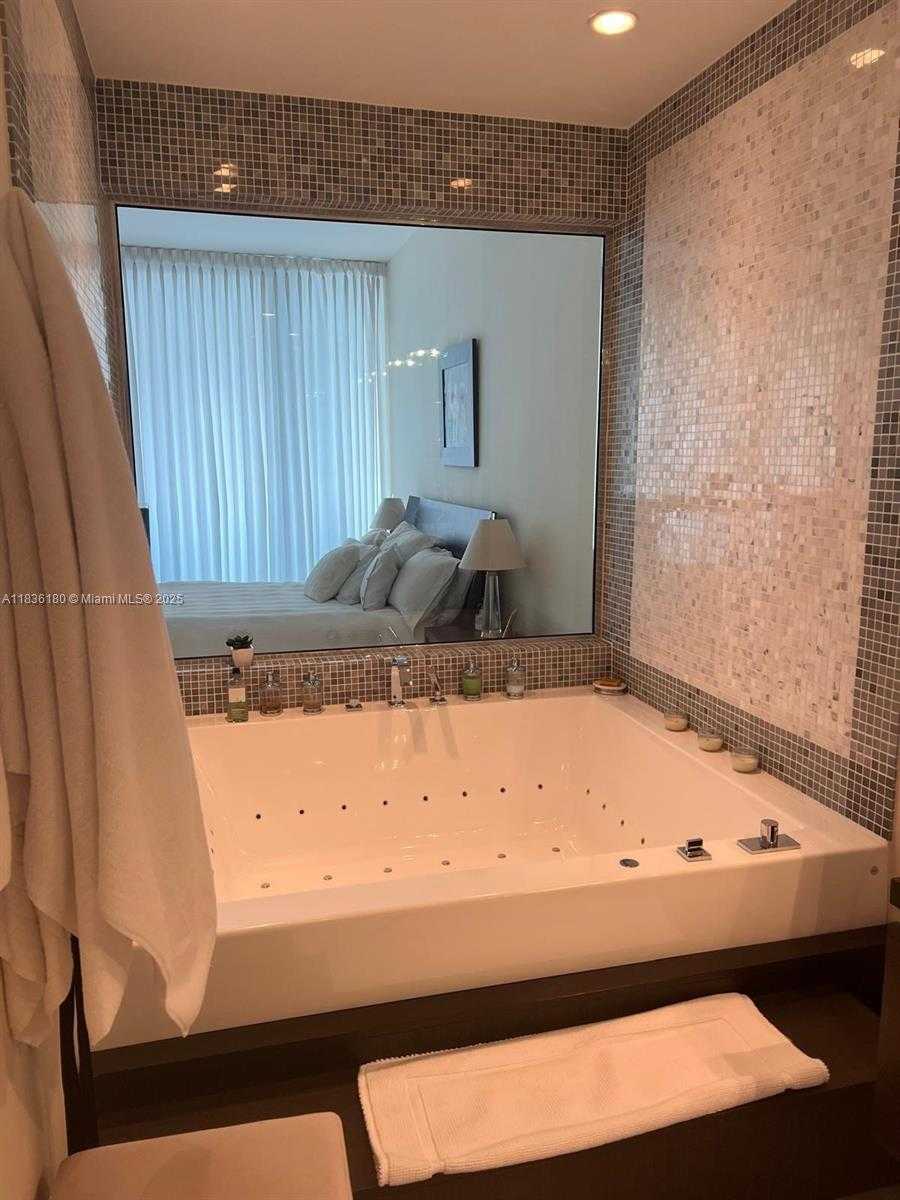 Small Image of 200 BISCAYNE BOULEVARD WAY #4603, Miami Number 14