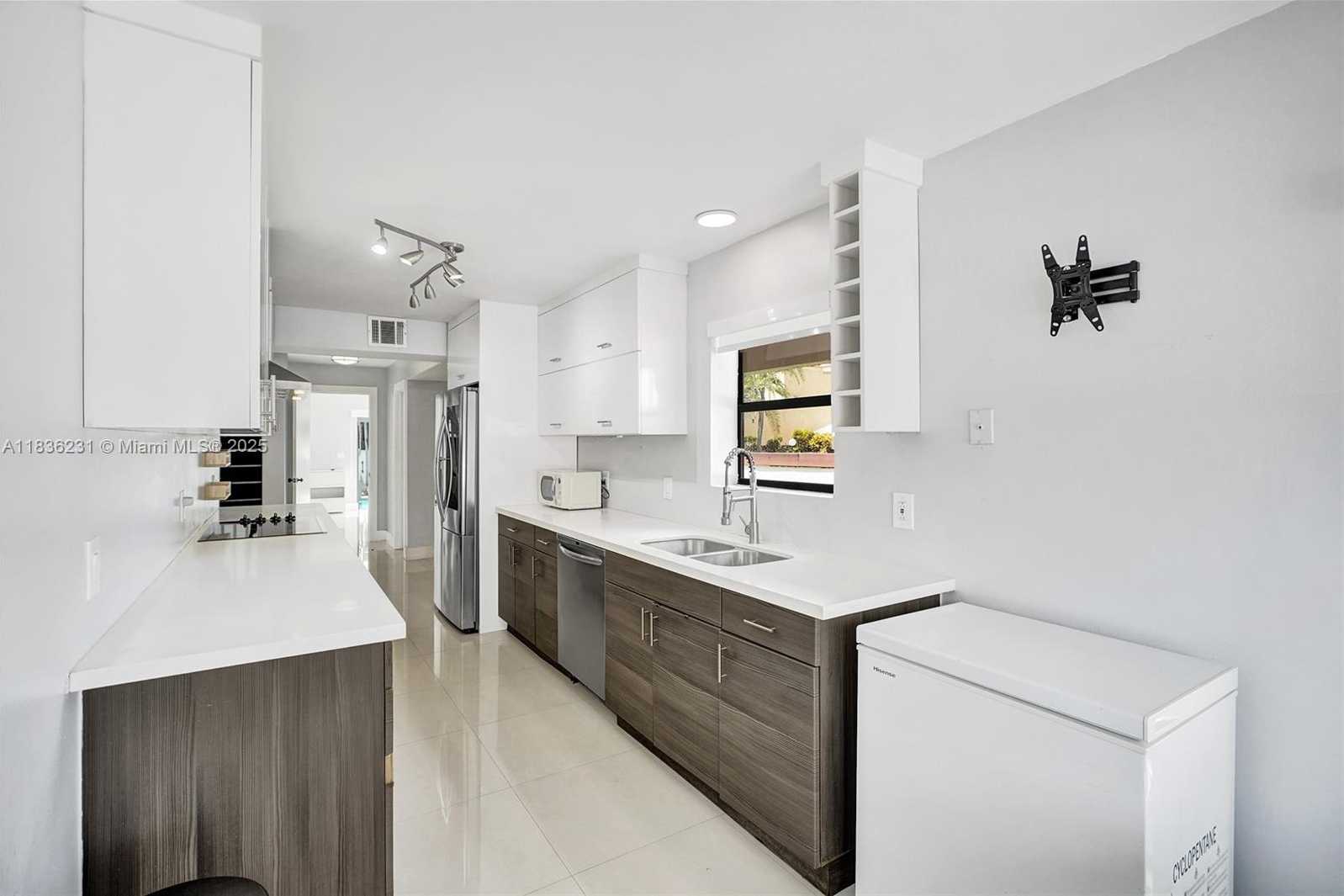 Small Image of 1000 NORTH EAST 204 LN #D, Miami Number 15