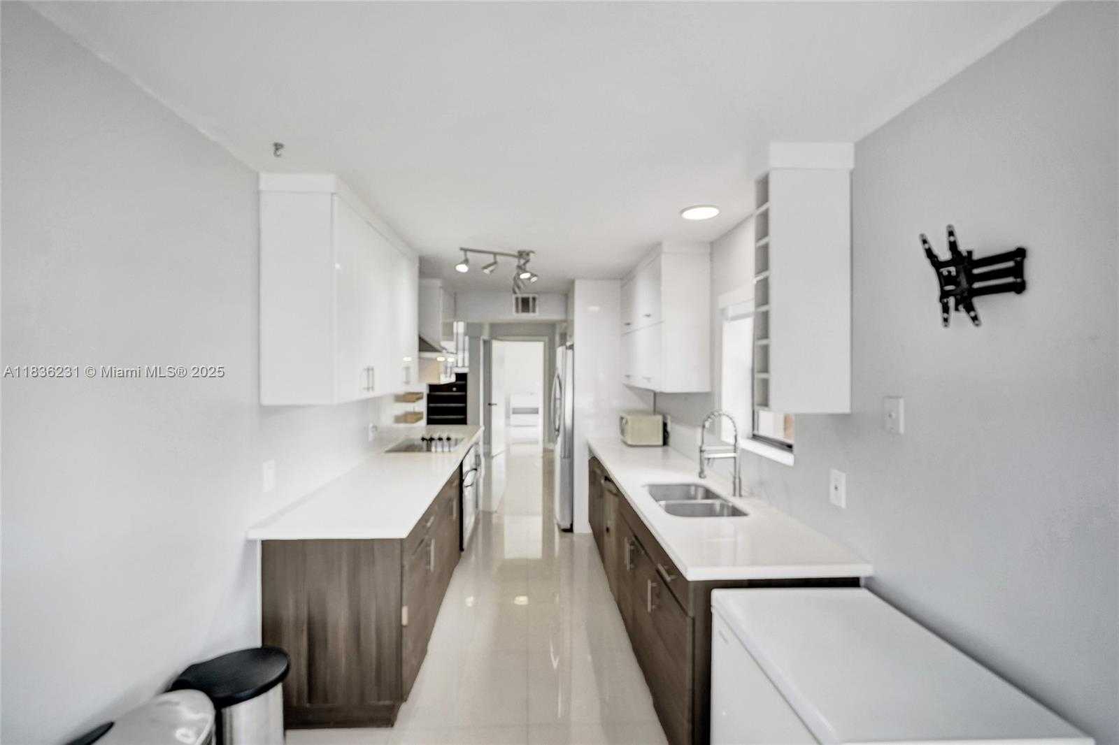 Small Image of 1000 NORTH EAST 204 LN #D, Miami Number 16